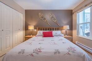 2 bedrooms, iron/ironing board, free WiFi, bed sheets - Top Floor, Very Quiet, Slopeside Creekside Condo - 5 minute walk to village! (Silver Star Mountain)