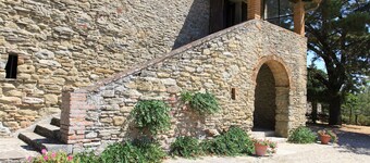 Charming recently renovated Apt 3bd/2bt in Tuscan countryside w shared pool