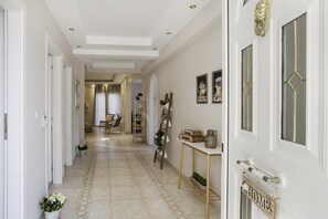 المنشأة من الداخل