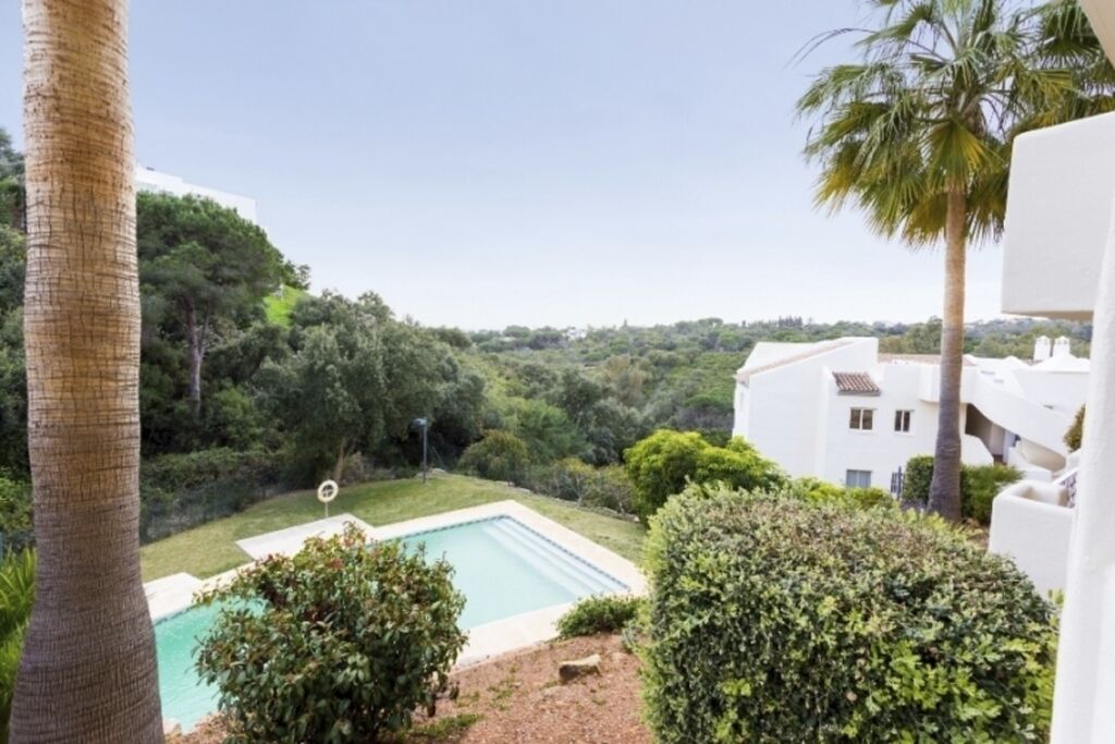 Una piscina al aire libre, una piscina climatizada