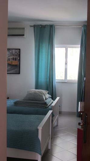 2 habitaciones, tabla de planchar con plancha y cuna de viaje