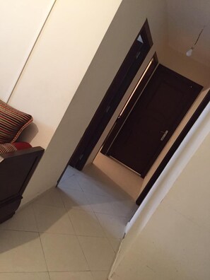 Standaard appartement | Woonruimte | Een 42-inch flatscreentelevisie met satellietzenders en televisie