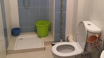Apartemen Standar | Kamar mandi | Shower, pancuran hujan, handuk, dan tisu toilet