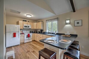Fridge, microwave, stovetop, dishwasher