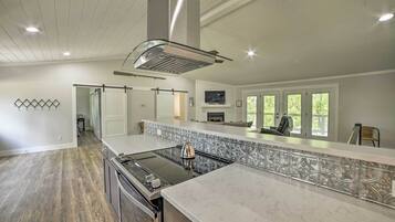 Réfrigérateur, micro-ondes, plaque de cuisson, lave-vaisselle