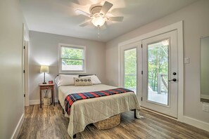 4 bedrooms, desk, iron/ironing board, Internet