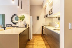 Kühlschrank, Mikrowelle, Ofen, Wasserkocher mit Kaffee-/Teezubehör