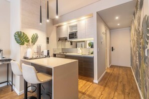 ثلاجة، ميكروويف، فرن، ماكينة لصنع القهوة/الشاي