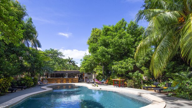 Una piscina al aire libre (de 07:00 a 21:00), tumbonas