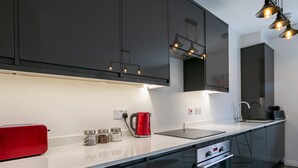 House | Private kitchen | Full-sized fridge, microwave, oven, stovetop - The Coach House near Bicester Village (Bicester)