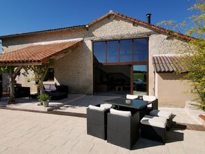 Terrace/patio - Restored barn from late 18th century with pool (Champniers)