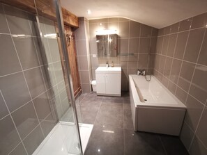 Combined shower/tub, hair dryer, towels - Restored barn from late 18th century with pool (Champniers)