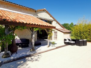 Terrace/patio - Restored barn from late 18th century with pool (Champniers)