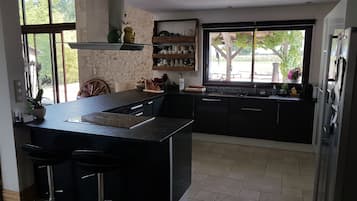 Refrigerador, microondas, horno, placa de cocina