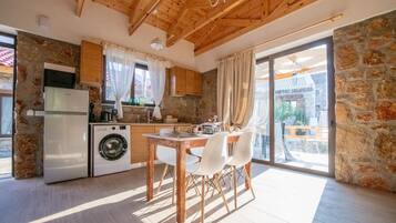 Kalliopi StoneHouse | Dapur pribadi | Lemari es, microwave, oven, dan kompor