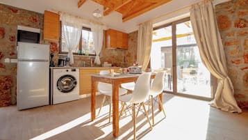 Lemari es, microwave, oven, dan kompor