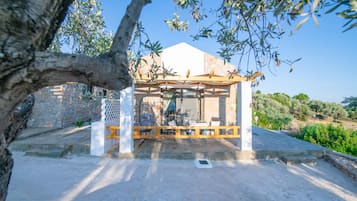 Busa memori, dilengkapi dengan perabotan berbeda-beda, dan meja kerja