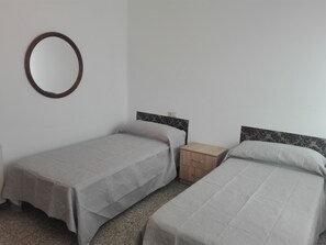 3 bedrooms, bed sheets - APARTMENT BETWEEN ALCAMPO AND ODEON<br>Capacity for six people in single beds (Naron)