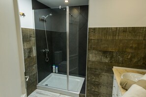 Suihku, hiustenkuivaaja, pyyhkeet, saippua