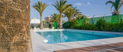 Una piscina al aire libre