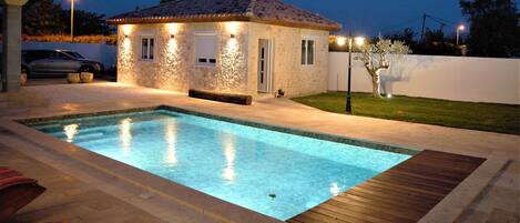 حمّام سباحة خارجي، حمّام سباحة مُدفَّأ