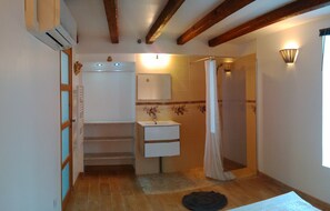 Combined shower/bathtub, hair dryer, toilet paper - Superb new loft of 350m2 + garden + above ground pool (AIMARGUES)