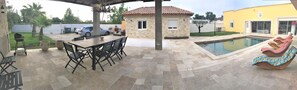 Outdoor dining - Superb new loft of 350m2 + garden + above ground pool (AIMARGUES)
