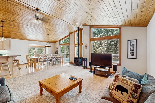 Cabine spacieuse avec piscines / bains à remous partagées - à proximité du ski, de la randonnée et du vélo!