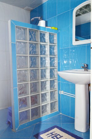 Appartement Familial, 2 chambres | Salle de bain