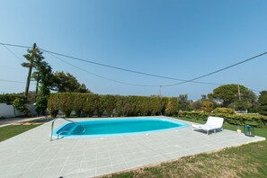 Una piscina al aire libre de temporada