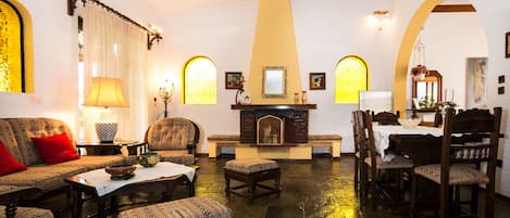 Villa, privézwembad | Woonkamer | Een flatscreentelevisie