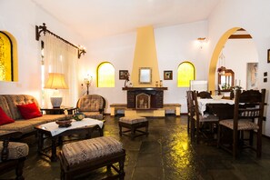 Villa, eigener Pool | Wohnzimmer | Flachbildfernseher