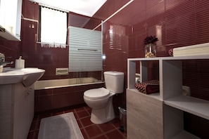 Villa - privat pool | Badeværelse | Hårtørrer, håndklæder, Toiletpapir