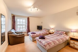 5 chambres, fer et planche à repasser, Wi-Fi, draps fournis