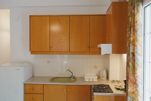 ثلاجة، فرن، غلّاية كهربائية، محمصة خبز