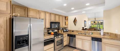 Geladeira, micro-ondas, fogão, cooktop