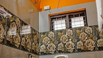 Chuveiro, toalhas de banho