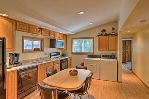 Kjøleskap, mikrobølgeovn, kokeplater og oppvaskmaskin