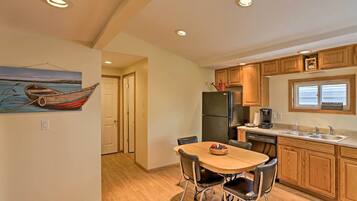 Réfrigérateur, micro-ondes, plaque de cuisson, lave-vaisselle