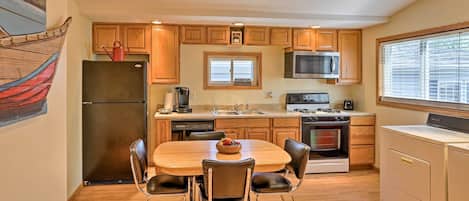 Frigorífic, microones, placa de cuina i rentaplats