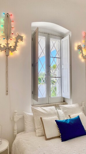3 bedrooms, iron/ironing board, WiFi, bed sheets - Splendid restored antique villa 150 meters from the sea. Three rooms (Trani)