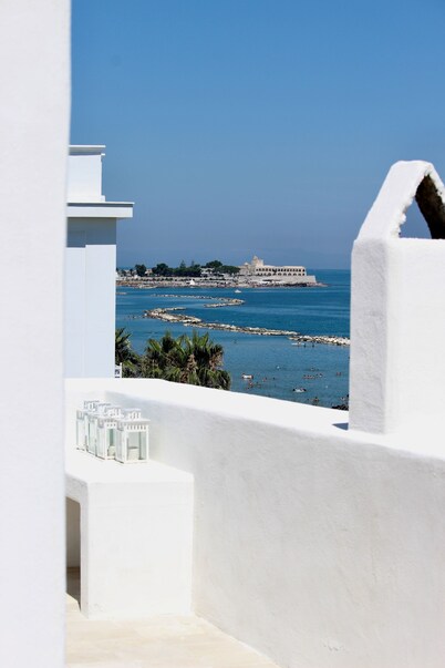 Splendid restored antique villa 150 meters from the sea. Three rooms