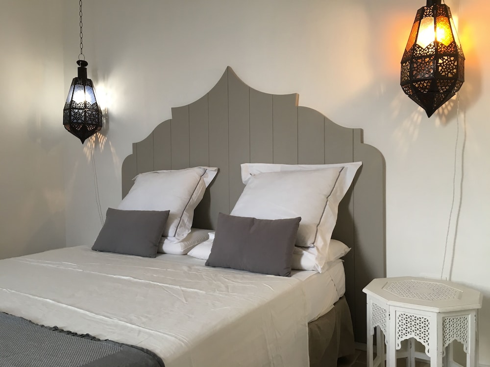 Splendid Restored Antique Villa 150 Meters From The Sea. Three Rooms - Apúlia
