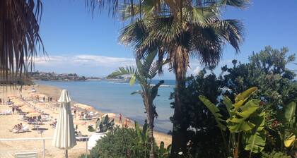 Herrliche restaurierte antike Villa 150 Meter vom Meer entfernt. Drei Räume