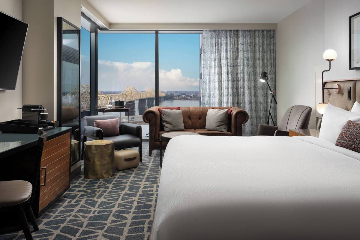 Room, 1 King Bed, Corner (River View) | Premium bedding, pillowtop beds, in-room safe, desk