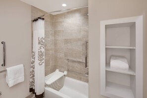 Badkar/dusch, gratis toalettartiklar, hårtork och handdukar