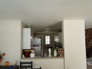 Geladeira, micro-ondas, cooktop, torradeira