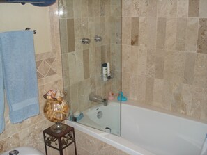 Ensemble douche/baignoire, sèche-cheveux, serviettes fournies, savon
