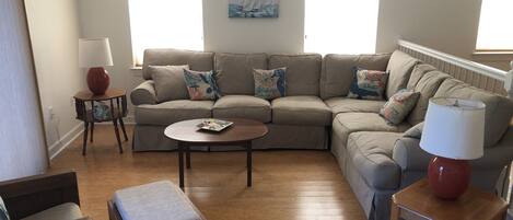 تلفزيون ذكي، برامج وأفلام نتفليكس، هولو، خدمات بث