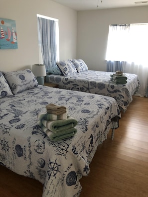 4 bedrooms, free WiFi, bed sheets - Harbor Delight on the Bay - All the modern amenities plus a Private Sandy Beach! (Norfolk)